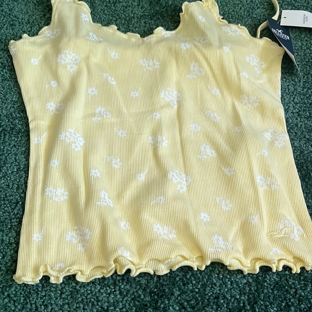 2 NWT MEDIUM HOLLISTER TANKS - Picture 2 of 7